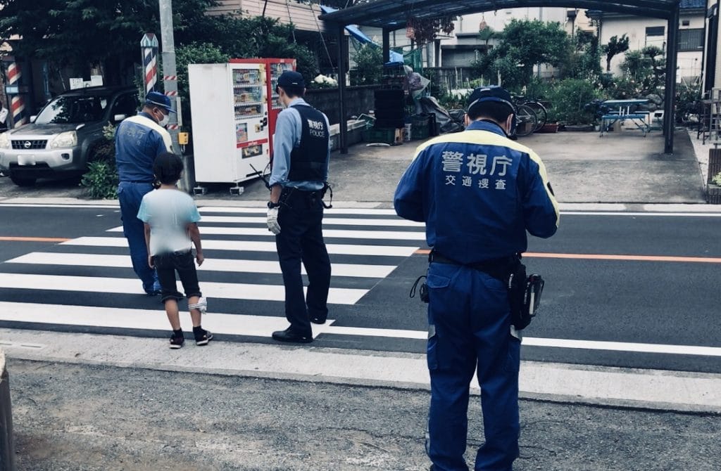 信号無視の自転車、下校中の小学生をはね立ち去る。警視庁