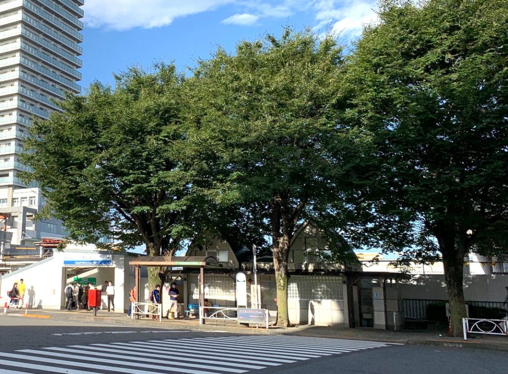 アィ〜ンと、故 志村けんさんの銅像が完成。 東村山市で除幕式が開催。