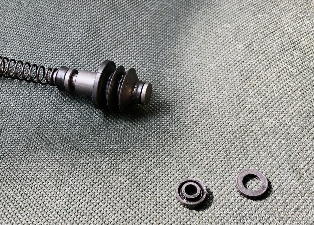 PIAGGIO Vespa PX200FL等のブレーキマスターシリンダーの油漏れ、ブーツ（ガスケット）切れなどのDIY。