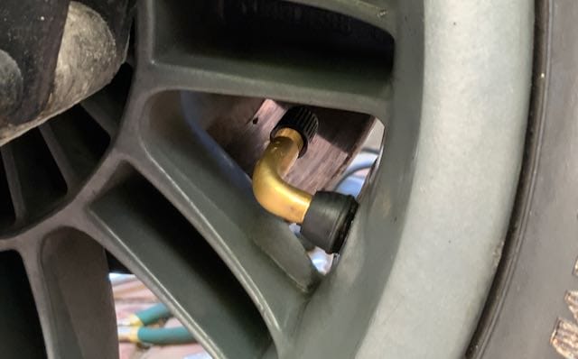 PIAGGIO MP3リヤタイヤ、チューブレスバルブのエア漏れの悩み。DIY